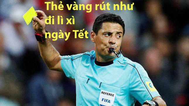 Trọng tài trận Chung kết bị chế ảnh rút thẻ vàng như lì xì ngày Tết ảnh 5