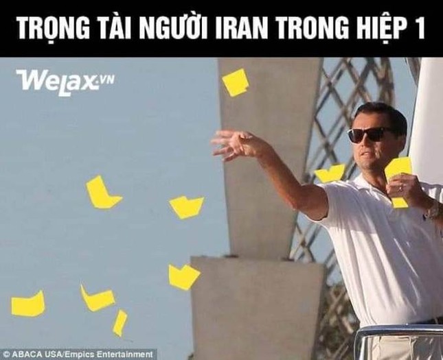 Trọng tài trận Chung kết bị chế ảnh rút thẻ vàng như lì xì ngày Tết ảnh 6