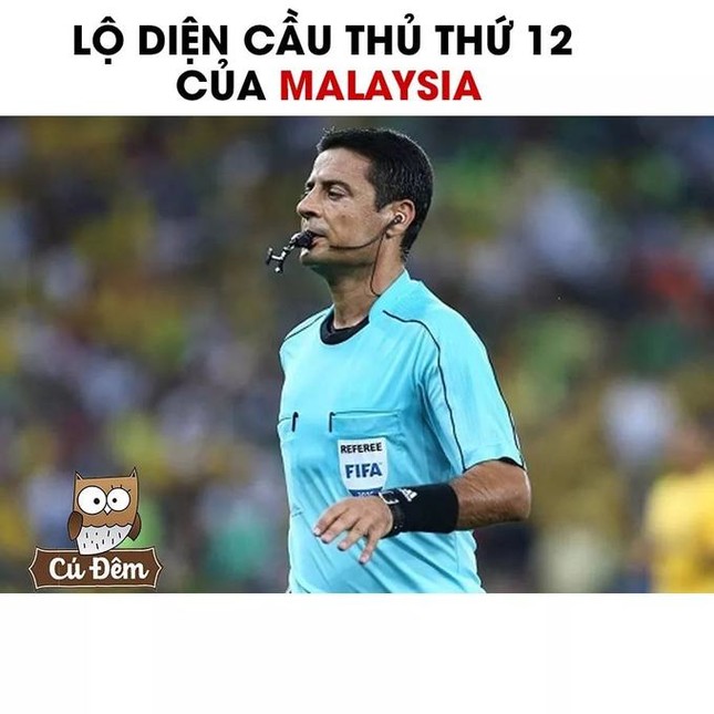 Trọng tài trận Chung kết bị chế ảnh rút thẻ vàng như lì xì ngày Tết ảnh 7