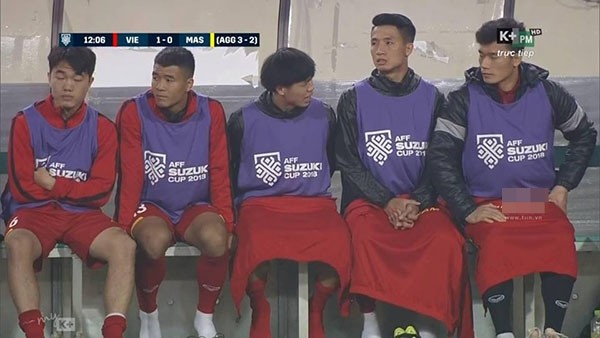 Nhìn 5 "họa mi" lấy áo che chân cho khỏi lạnh, dân mạng vừa thương vừa buồn cười ảnh 1