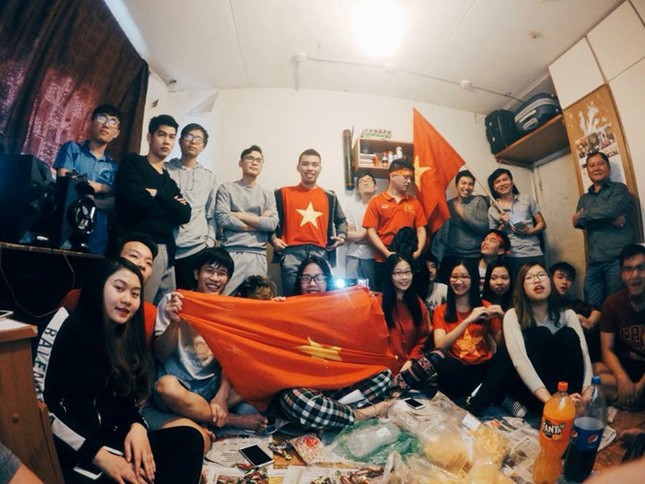 Người Việt ở nước ngoài vỡ oà khi Việt Nam vô địch AFF Cup 2018 ảnh 1
