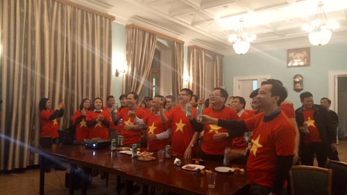 Người Việt ở nước ngoài vỡ oà khi Việt Nam vô địch AFF Cup 2018 ảnh 14