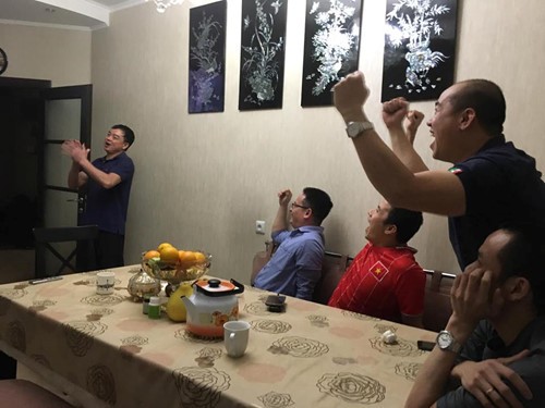 Người Việt ở nước ngoài vỡ oà khi Việt Nam vô địch AFF Cup 2018 ảnh 15