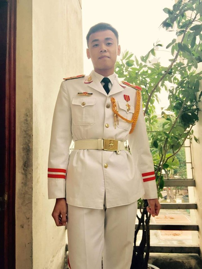 Truy tìm danh tính chiến sĩ đứng canh gác cúp vàng: Dân cư mạng "đổ gục" vì quá soái ca ảnh 5