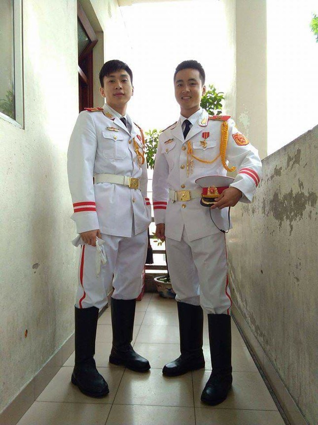 Truy tìm danh tính chiến sĩ đứng canh gác cúp vàng: Dân cư mạng "đổ gục" vì quá soái ca ảnh 6