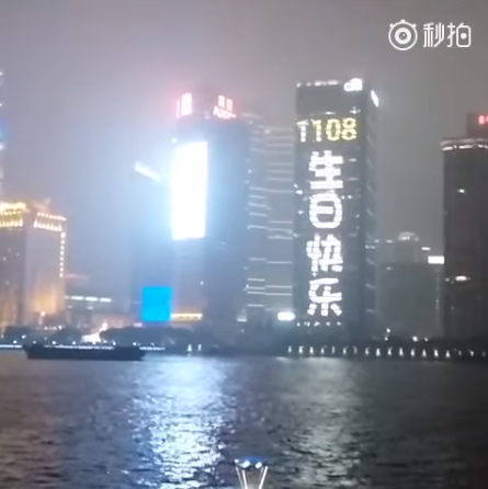 Những màn chơi trội bằng đèn LED: Thế giới dành cho idol còn Việt Nam dành riêng cho tuyển! ảnh 6