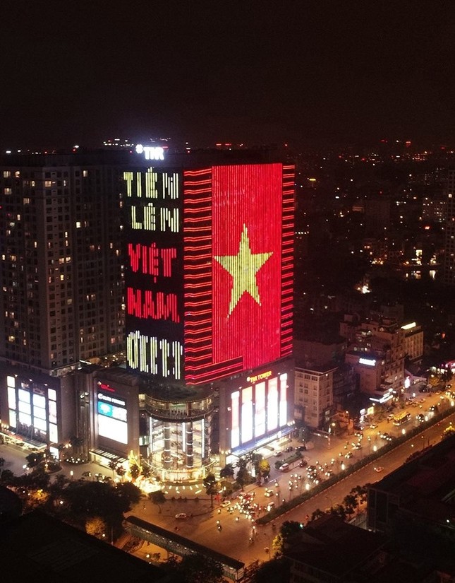 Những màn chơi trội bằng đèn LED: Thế giới dành cho idol còn Việt Nam dành riêng cho tuyển! ảnh 9