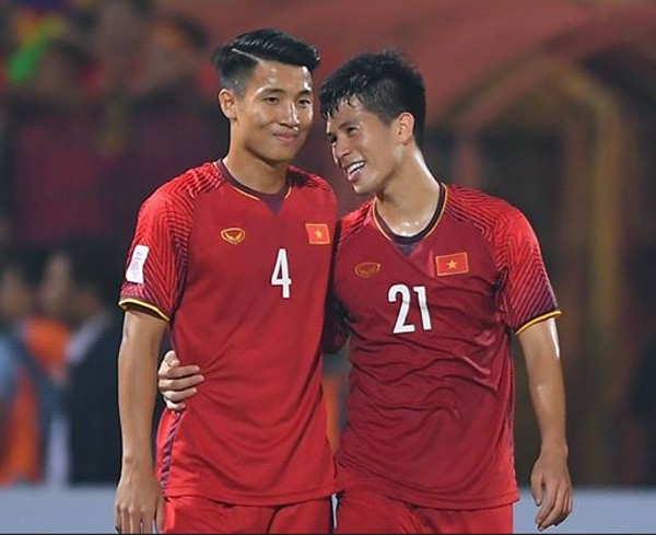 Có thể không cùng ra sân nhưng lúc nhận cup, Trọng "sơ-vin" nhất định phải có Tư Dũng bên cạnh ảnh 1