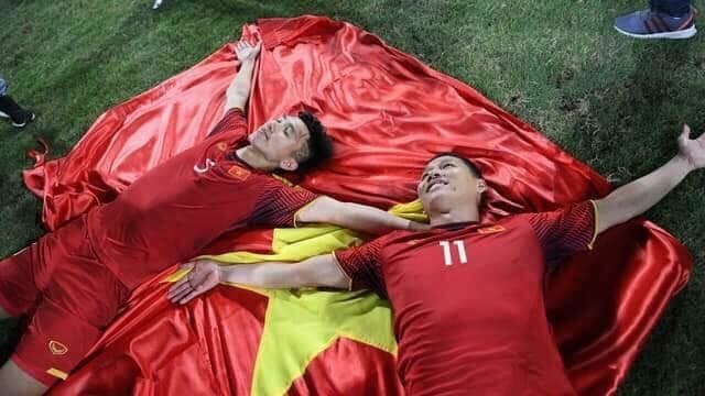 Đoàn Văn Hậu - 19 tuổi vô địch Đông Nam Á nhưng mãi là cậu em út sống tình cảm ảnh 8