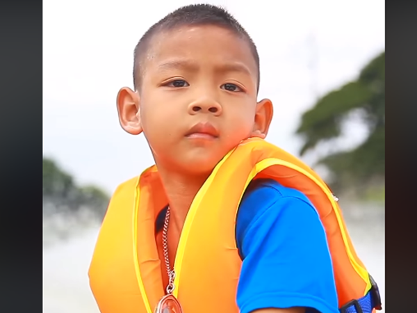 Ngạc nhiên chưa? Cậu bé 5 tuổi lái thuyền máy đến trường ảnh 6