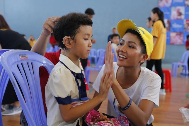 H'Hen Niê: Hành trình giấc mơ của "nàng Hậu" biết vươn lên làm chủ và đổi thay số phận! ảnh 8