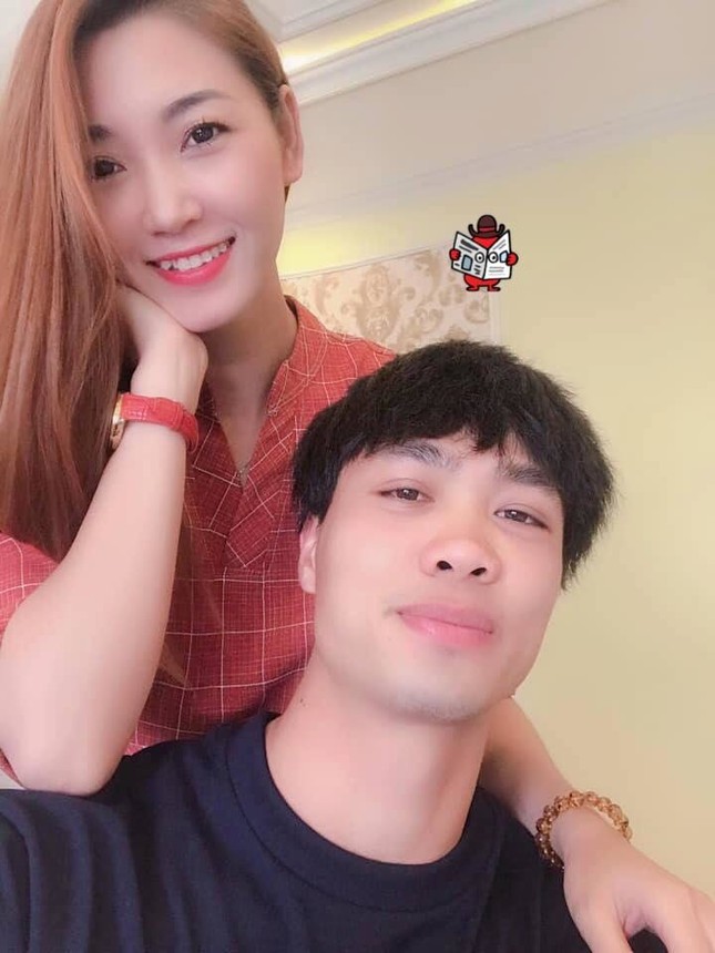 Công Phượng chụp ảnh thân thiết với cô gái lạ mặt, dân mạng nghi ngờ đây là người yêu mới? ảnh 1