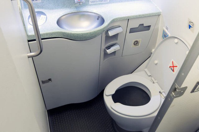 Tại sao không được sử dụng nhà vệ sinh khi máy bay cất và hạ cánh? ảnh 1