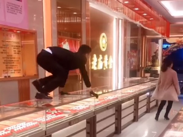 Trào lưu mới nổi: "Tái mặt" với khách hàng giả vờ bỏ chạy khi đeo thử dây chuyền ảnh 1