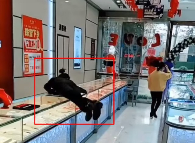 Trào lưu mới nổi: "Tái mặt" với khách hàng giả vờ bỏ chạy khi đeo thử dây chuyền ảnh 2