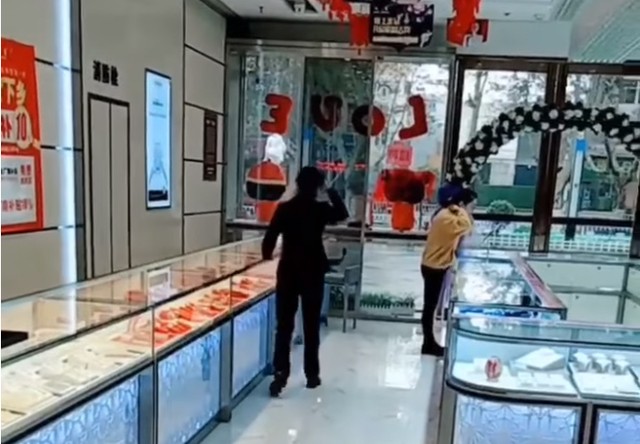 Trào lưu mới nổi: "Tái mặt" với khách hàng giả vờ bỏ chạy khi đeo thử dây chuyền ảnh 3