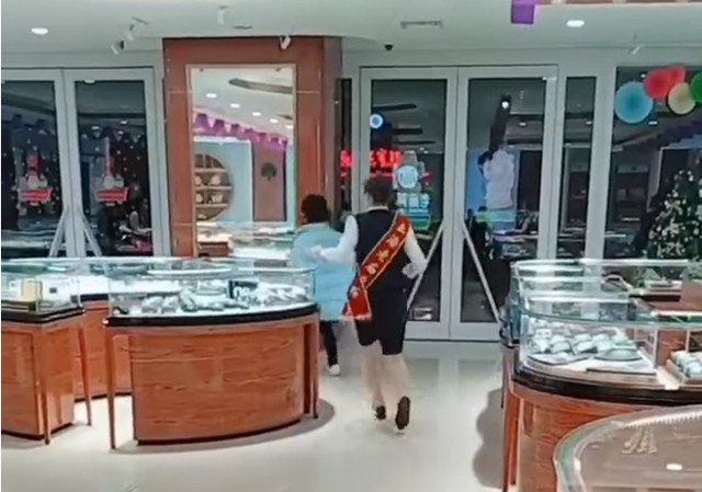 Trào lưu mới nổi: "Tái mặt" với khách hàng giả vờ bỏ chạy khi đeo thử dây chuyền ảnh 4