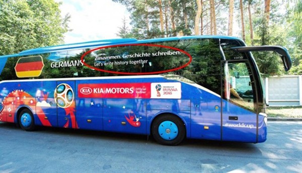 Hé lộ chiếc xe buýt đặc biệt đưa đón ĐT Việt Nam tại Asian Cup 2019 ảnh 2