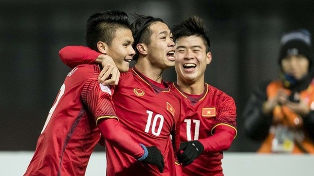 Quang Hải "dành cả thanh xuân" bắt Công Phượng cõng, bế, ôm khiến dân tình cười lăn ảnh 2