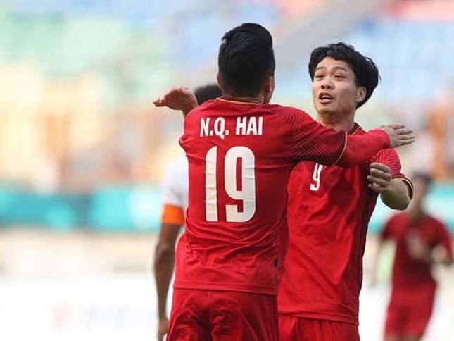 Quang Hải "dành cả thanh xuân" bắt Công Phượng cõng, bế, ôm khiến dân tình cười lăn ảnh 1