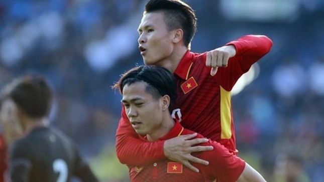 Quang Hải "dành cả thanh xuân" bắt Công Phượng cõng, bế, ôm khiến dân tình cười lăn ảnh 5