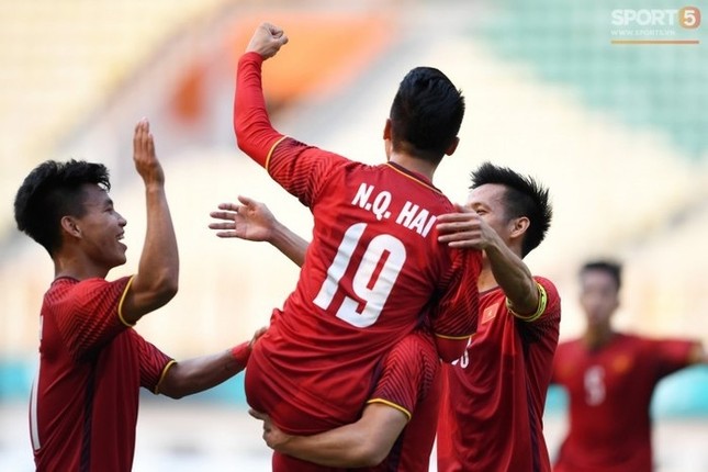 Quang Hải "dành cả thanh xuân" bắt Công Phượng cõng, bế, ôm khiến dân tình cười lăn ảnh 7