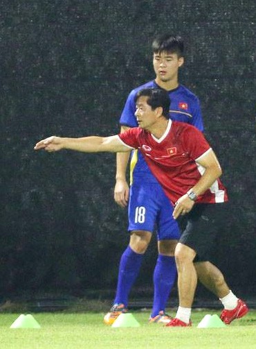 HLV Hàn Quốc dành cả tuổi trung niên "dụ" Duy Mạnh làm con rể, dân mạng lo thay cho Quỳnh Anh ảnh 1