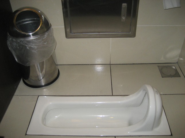 Những nguyên tắc “lạ” khi sử dụng nhà vệ sinh công cộng trên thế giới ảnh 2