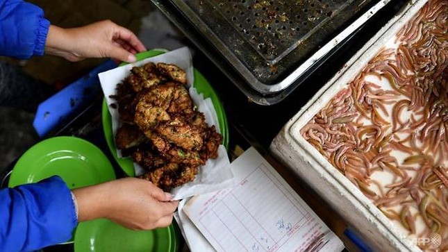 Báo Pháp khen ngợi món chả rươi nức tiếng của Việt Nam, thưởng thức giữa trời Đông ảnh 1