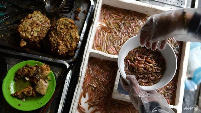 Báo Pháp khen ngợi món chả rươi nức tiếng của Việt Nam, thưởng thức giữa trời Đông ảnh 2