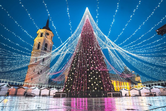 Vòng quanh thế giới, check-in ở 8 cây thông Noel nổi tiếng ảnh 2