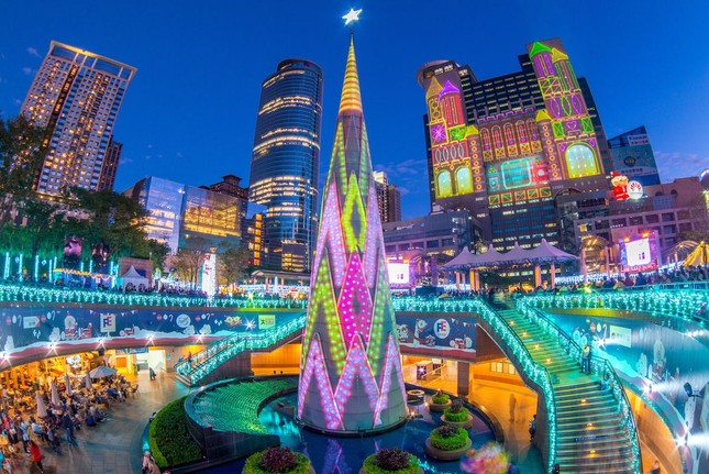 Vòng quanh thế giới, check-in ở 8 cây thông Noel nổi tiếng ảnh 10