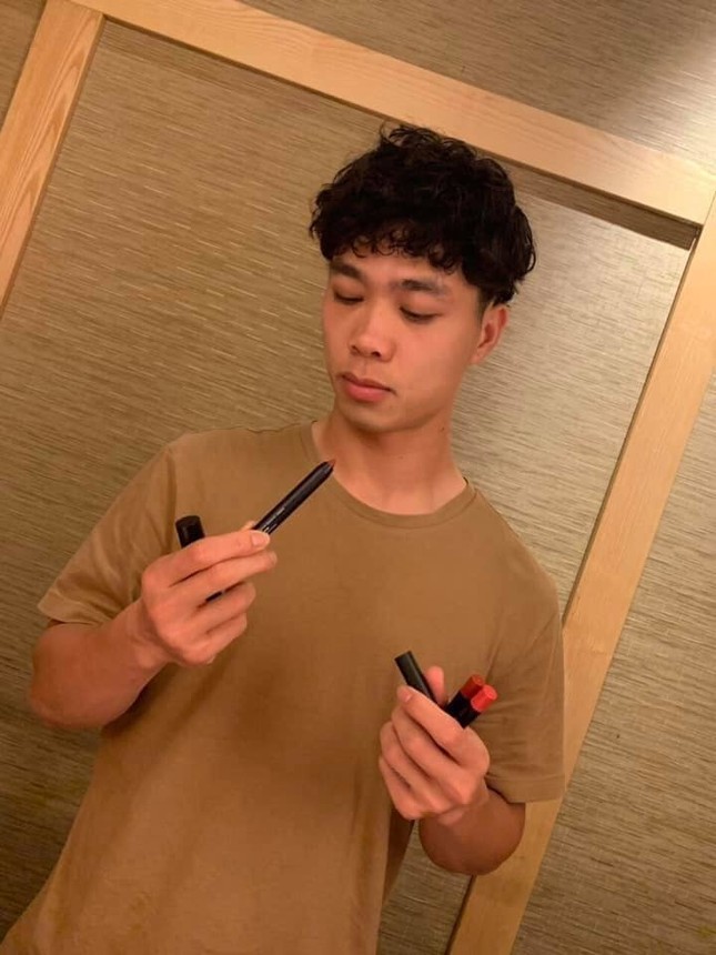 Công Phượng khiến fan nữ đổ "rầm" với mái tóc xoăn Hàn Quốc, còn bị Duy Pinky dụ dỗ mua son ảnh 1