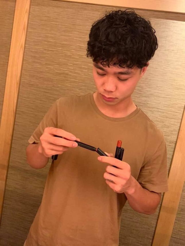 Công Phượng khiến fan nữ đổ "rầm" với mái tóc xoăn Hàn Quốc, còn bị Duy Pinky dụ dỗ mua son ảnh 2