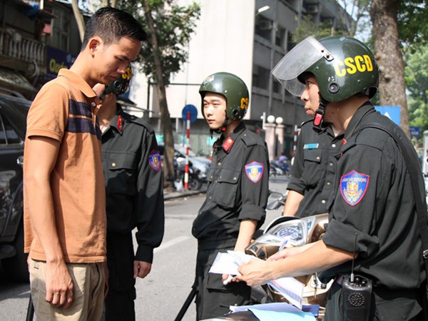 Hà Nội: CSCĐ trang bị camera, tuần tra ban ngày phạt lỗi về mũ bảo hiểm ảnh 1