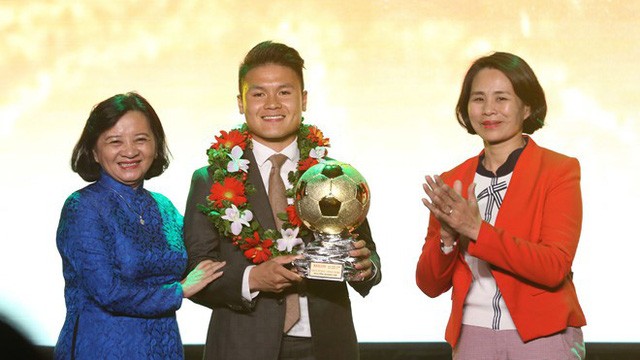 Quang Hải nhận giải Quả bóng vàng Việt Nam 2018 ảnh 1