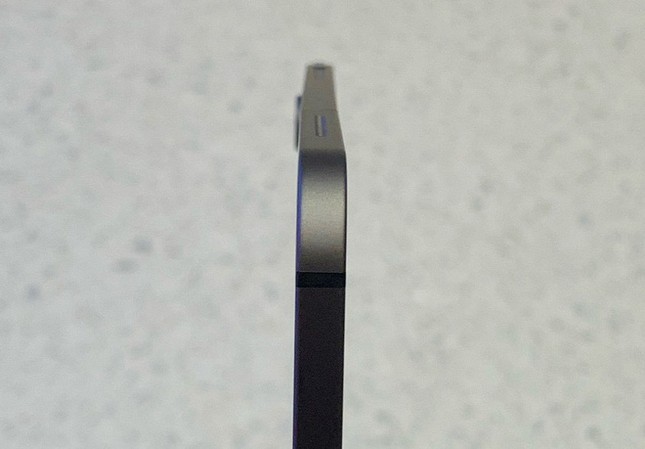 iPad Pro 2018 giao đến tay khách bị cong, Apple phản hồi hời hợt "chẳng có gì nghiêm trọng"? ảnh 2