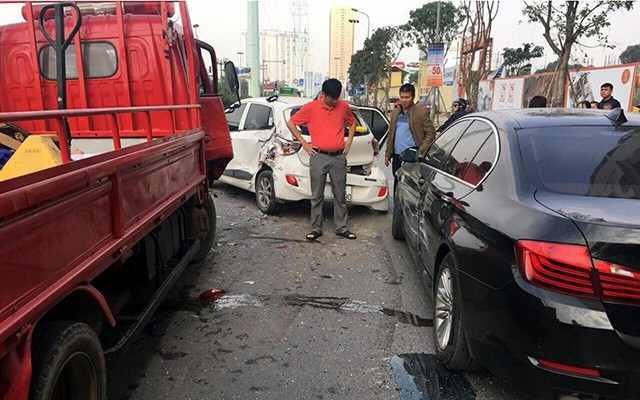 Hà Nội: Tai nạn liên hoàn, 5 ô tô hư hỏng ảnh 1