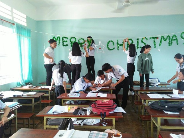 Mùa Giáng sinh về đến hộc bàn, lớp nhà người ta đã tưng bừng đón lễ hội rồi đây! ảnh 1