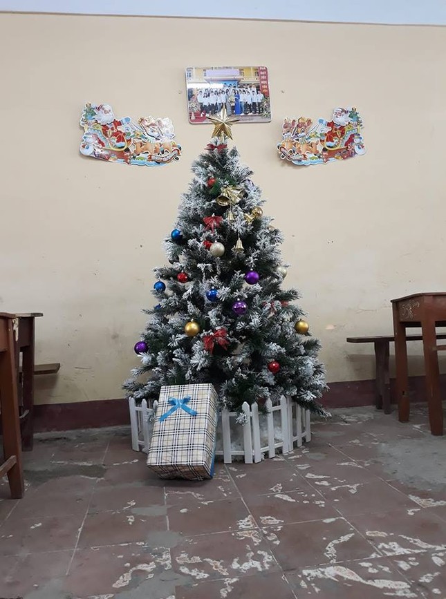Mùa Giáng sinh về đến hộc bàn, lớp nhà người ta đã tưng bừng đón lễ hội rồi đây! ảnh 2