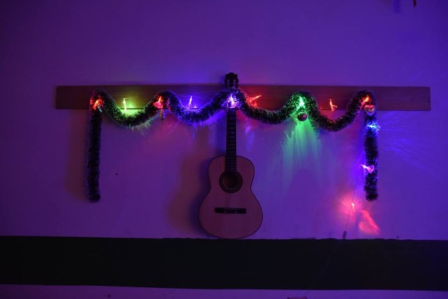 Mùa Giáng sinh về đến hộc bàn, lớp nhà người ta đã tưng bừng đón lễ hội rồi đây! ảnh 8