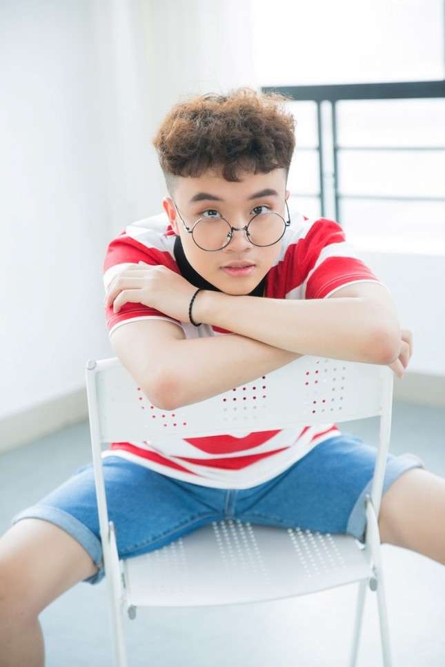 Á quân "tóc xù" của The Voice Kid giờ đã trưởng thành thế này trong MV solo đầu tay ảnh 2
