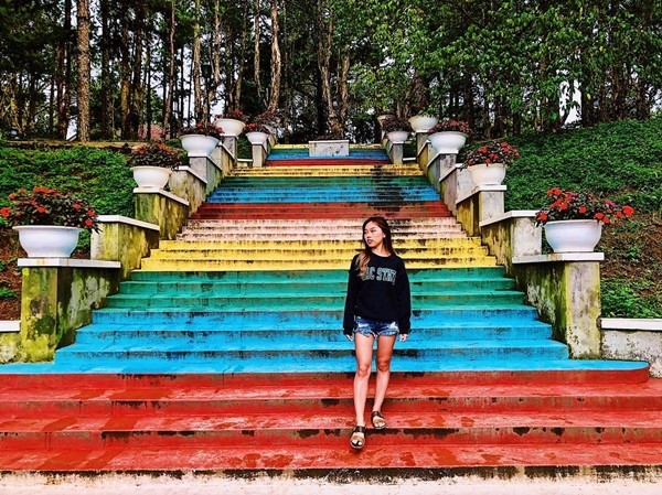 Không cần đến Malaysia, Việt Nam cũng có những cầu thang 7 sắc cầu vồng tha hồ "sống ảo" ảnh 1