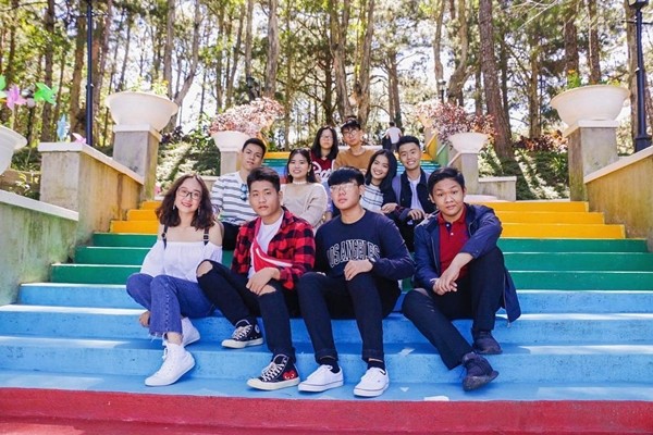 Không cần đến Malaysia, Việt Nam cũng có những cầu thang 7 sắc cầu vồng tha hồ "sống ảo" ảnh 3
