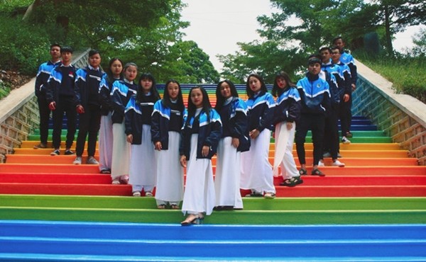 Không cần đến Malaysia, Việt Nam cũng có những cầu thang 7 sắc cầu vồng tha hồ "sống ảo" ảnh 5