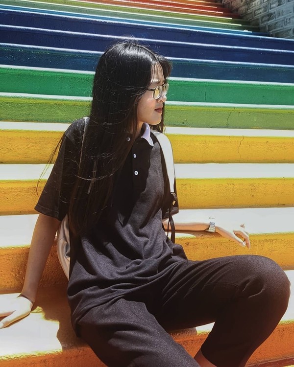 Không cần đến Malaysia, Việt Nam cũng có những cầu thang 7 sắc cầu vồng tha hồ "sống ảo" ảnh 8