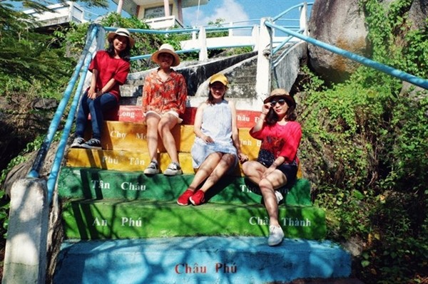 Không cần đến Malaysia, Việt Nam cũng có những cầu thang 7 sắc cầu vồng tha hồ "sống ảo" ảnh 13