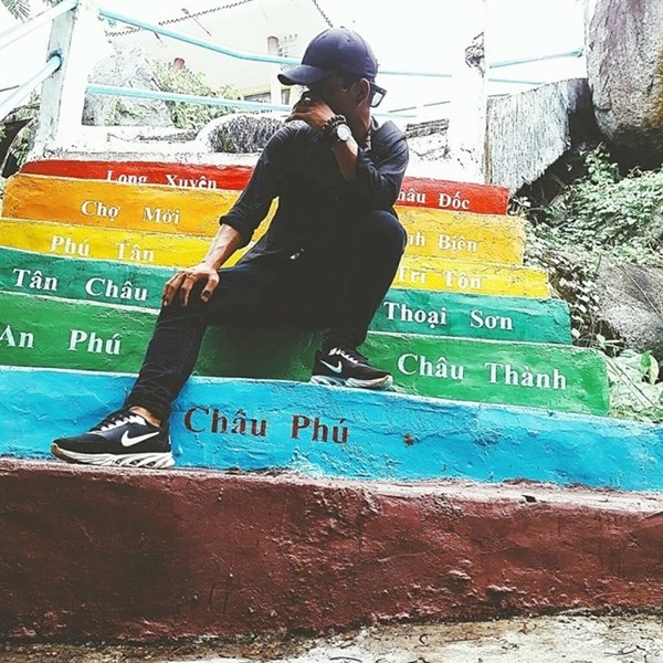 Không cần đến Malaysia, Việt Nam cũng có những cầu thang 7 sắc cầu vồng tha hồ "sống ảo" ảnh 15