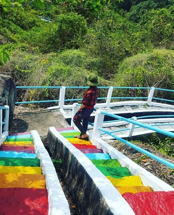 Không cần đến Malaysia, Việt Nam cũng có những cầu thang 7 sắc cầu vồng tha hồ "sống ảo" ảnh 16