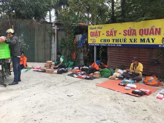 Chết cười cảnh shipper trải bạt bày hàng, "chầu chực" trước cổng trường vì sinh viên bị cấm mang điện thoại ảnh 1